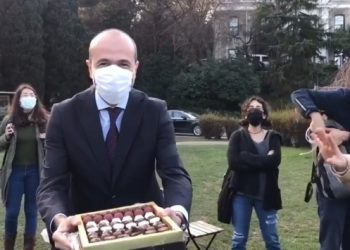 Melih Bulu’nun çikolata ikramına öğrencilerden tepki