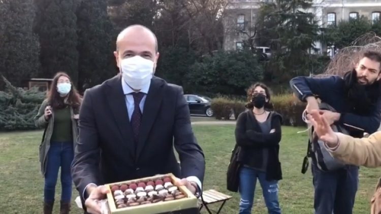 Melih Bulu’nun çikolata ikramına öğrencilerden tepki