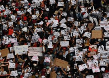 Facebook’tan Myanmar ordusuna kısıtlama