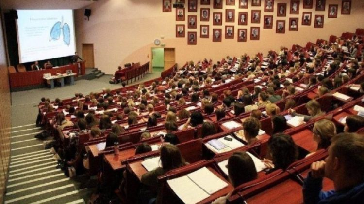 Üniversiteler baharda hibrit eğitime geçiyor