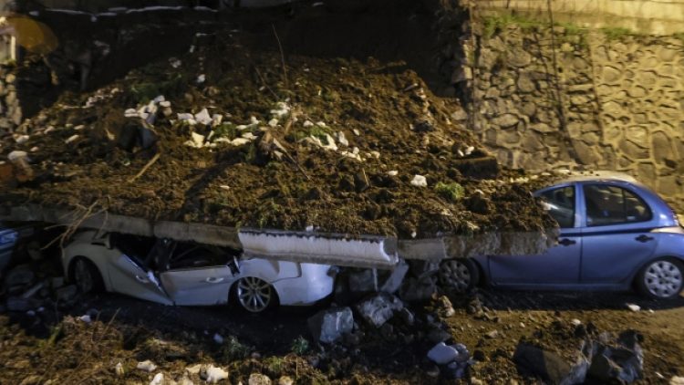 İstinat duvarı çöktü,  araçlar altında kaldı