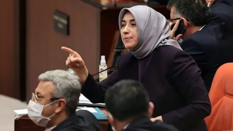 Özlem Zengin hakkında paylaşım yapan avukata ev baskınıyla gözaltı