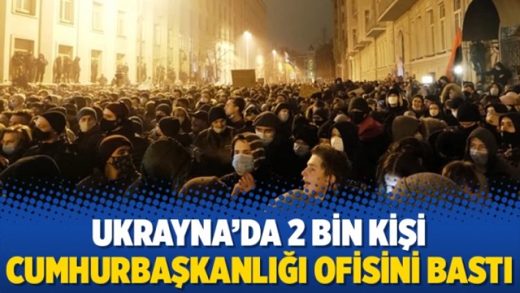 Ukrayna’da 2 bin kişi Cumhurbaşkanlığı ofisini bastı