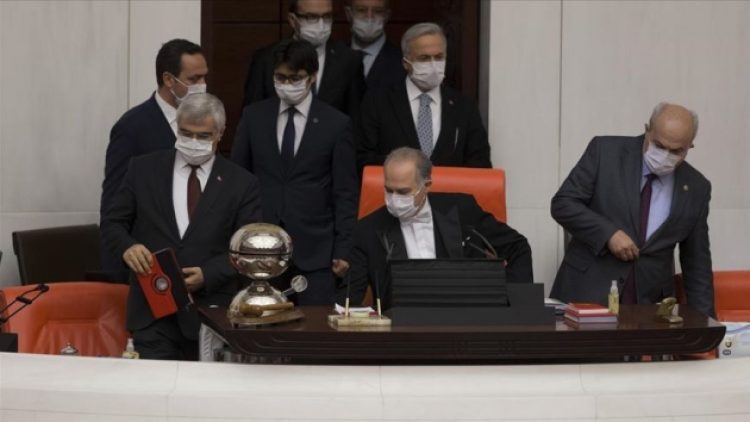 CHP’li Tanal: Fenerbahçe logolu maske takan akademisyen Meclis’e girerken engellendi