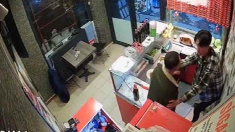 Çiğ köfteciyi döven kişi: İstediğimi döverim, istediğime söverim