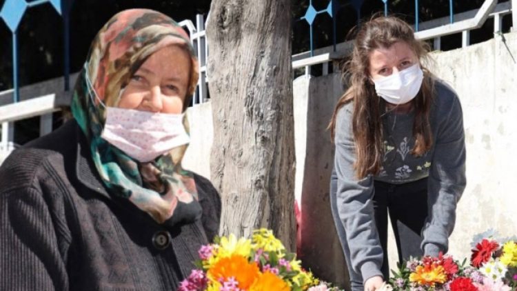 İki çocuk annesi, mezarlıkta çiçek satarak kızını Oxford Üniversitesi’nde okutuyor