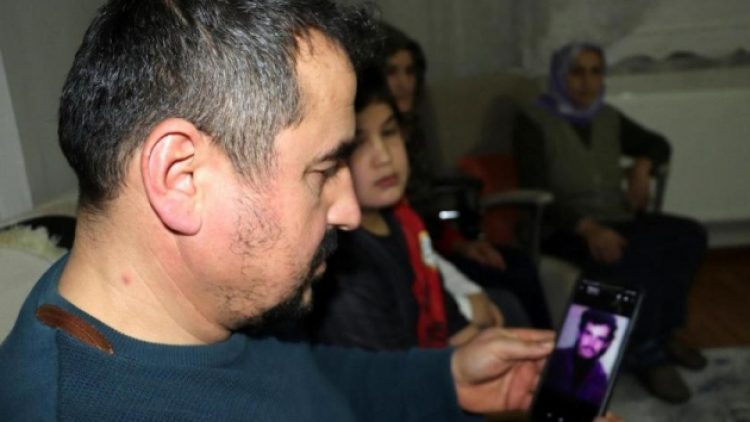 Babalarının öldüğü maden ocağında çalışıyorlar