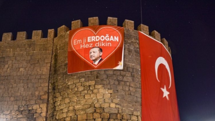 Kürtçe ‘imdat’ demek yasak, Keçi Burcu’na Erdoğan’ı sevdiğini yazmak serbest