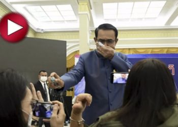 Kimse ne olduğunu anlamadı… Başbakan bir anda gazetecilere dezenfektan sıktı
