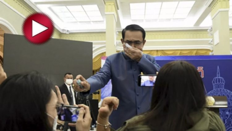 Kimse ne olduğunu anlamadı… Başbakan bir anda gazetecilere dezenfektan sıktı