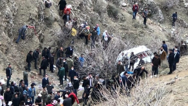 Öğrenci servisi uçuruma yuvarlandı: Ölü ve yaralılar var