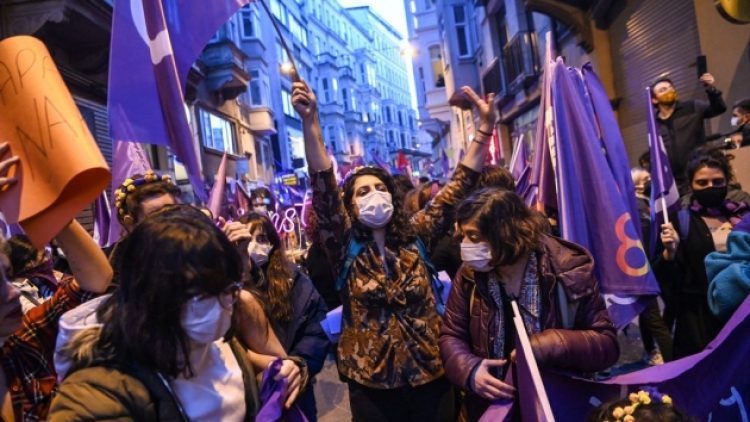 Kadınlara ‘gece yürüyüşü’ baskını, gözaltına alınanlardan biri çocuk