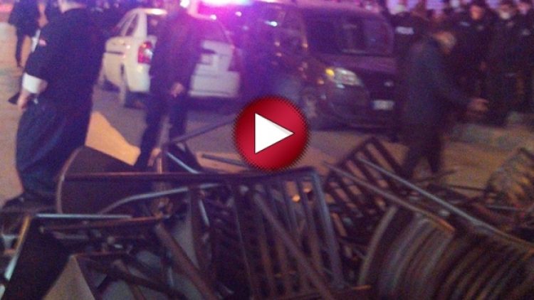 Adana’da ceza kesilen lokantacı, masa ve sandalyeleri sokağa fırlattı