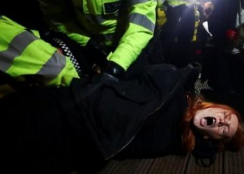 Londra’da Sarah Everard cinayetini protesto eden kadınlara polis saldırısı