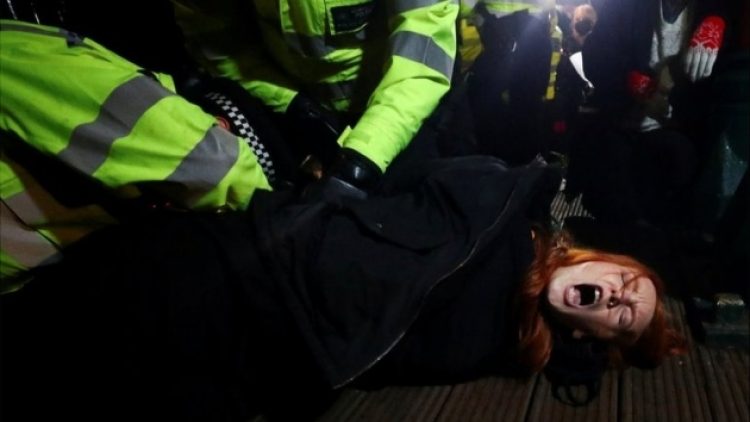 Londra’da Sarah Everard cinayetini protesto eden kadınlara polis saldırısı