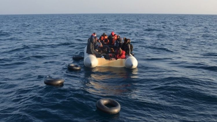 İzmir’de sığınmacıları taşıyan bot battı