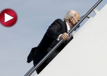 ABD Başkanı Joe Biden uçağa binerken 3 kez üst üste düştü