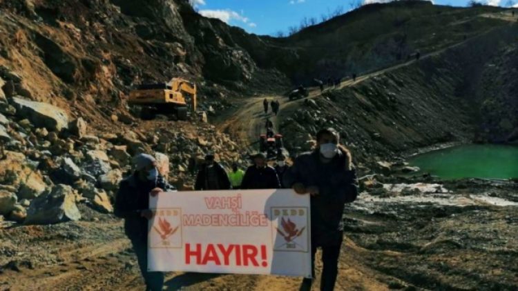 Köylüye dayak atmaya da başladılar