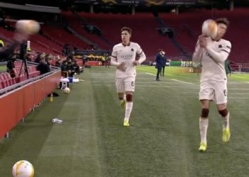 Top toplayıcı hızını alamadı! Topu, Roma’nın yıldızı Calafiori’nin suratına attı