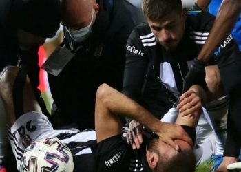 Cenk Tosun’un sakatlandığı zemin incelendi: Gelin, gözünüzle görün!