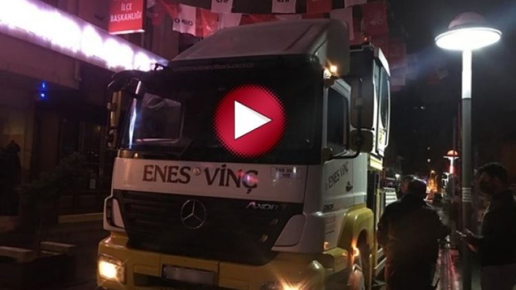 CHP’ye gece operasyonu: ‘128 milyar dolar nerede?’ afişleri yine söküldü