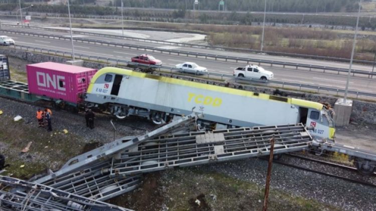 Adana’da iki yük treni çarpıştı: İki makinist yaralı