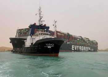 Mısır, Süveyş Kanalı’nda karaya oturan gemiye el koydu