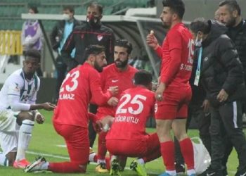 Maç sırasında orucunu açan futbolculardan açıklama