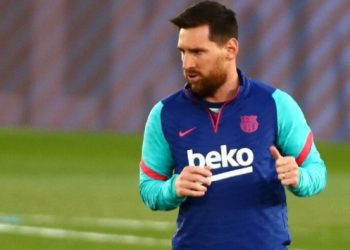 Lionel Messi, Covid aşısı krizini imzalı 3 formayla çözdü!