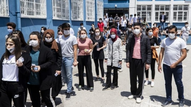 Bakan ‘Sınavlar ertelenecek mi’ sorusuna net yanıt veremedi