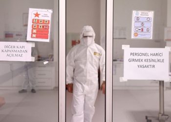 Salgın artıyor hükumet çaresiz: Emekli doktorlar göreve çağrıldı