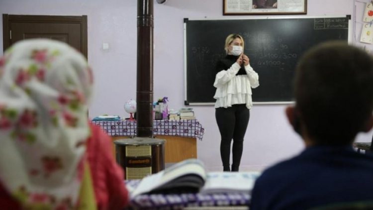 Mahkemeden öğretmenler için ek ders kararı: Pandemi nedeniyle kesilemez