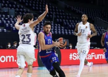Anadolu Efes son çeyrekte fırsat tepti!