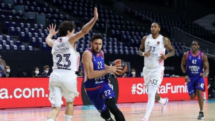 Anadolu Efes son çeyrekte fırsat tepti!
