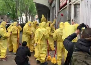 Irkçı liderler maça geldi, taraftar stadı yıkadı
