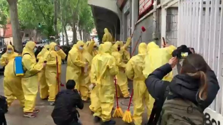 Irkçı liderler maça geldi, taraftar stadı yıkadı