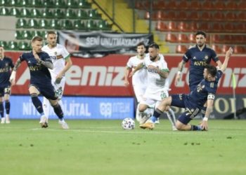 Fenerbahçe’ye Alanya çelmesi… Direkler, VAR kararları, kırmızı kart