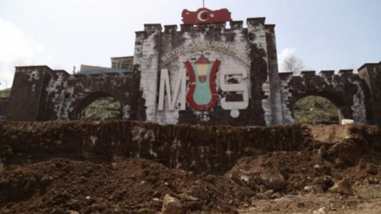 Muş’ta 1 milyona mal olan ‘sur’ toprak kaymasına yol açtı