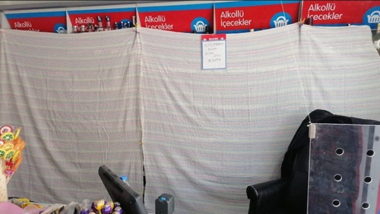 Tokat’ta tekel bayileri içki reyonuna çarşaf asmaya zorlanıyor