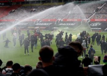 Manchester United taraftarı, Liverpool maçı öncesi stadı bastı! Glazer protestosu…