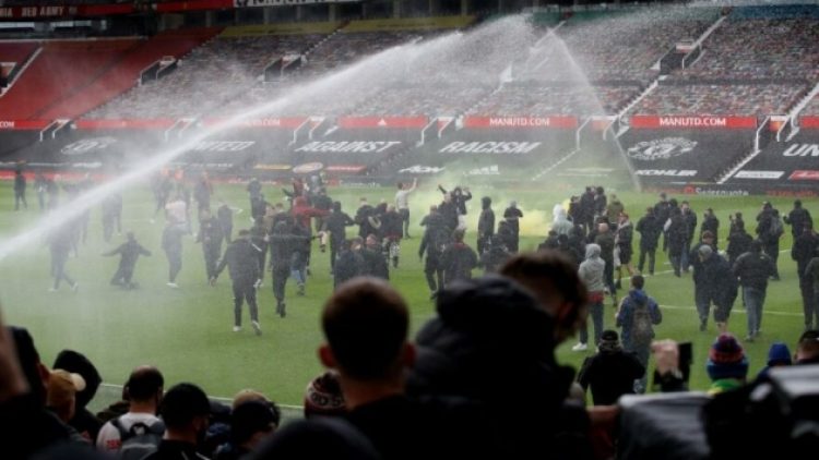 Manchester United taraftarı, Liverpool maçı öncesi stadı bastı! Glazer protestosu…