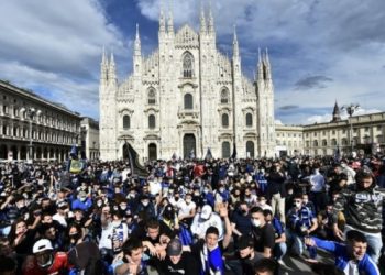 30 bin Inter taraftarının Milano sokaklarındaki kutlamaları kaygı yarattı