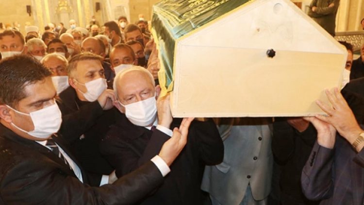 Kılıçdaroğlu’nun katıldığı cenaze töreninde kısıtlamaya aykırı görüntü