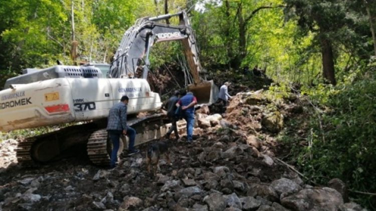İkizdere’de direniş devam ediyor: CHP’li Bekaroğlu kepçenin önüne geçerek çalışmayı durdurdu