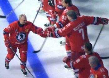 Vladimir Putin buz hokeyi maçına çıktı
