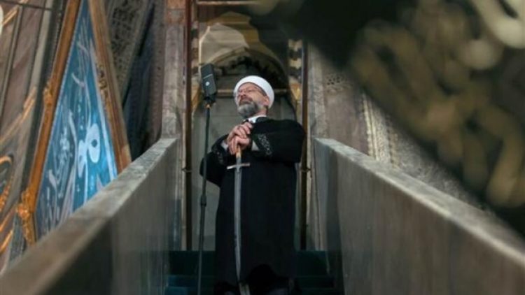 Ayasofya’daki namazda yine azınlıklara ‘gözdağı’: Erbaş, minbere kılıçla çıktı