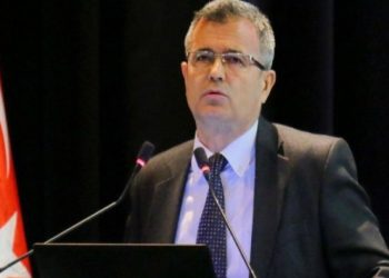 Profesör mikrofonu açık unutunca torpil skandalını ifşa etti