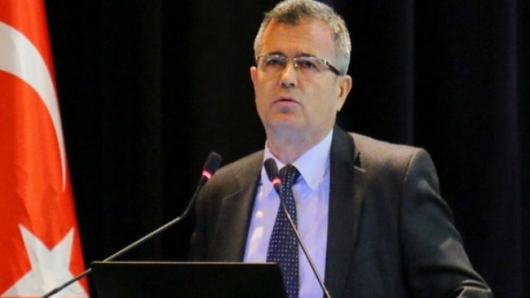 Profesör mikrofonu açık unutunca torpil skandalını ifşa etti