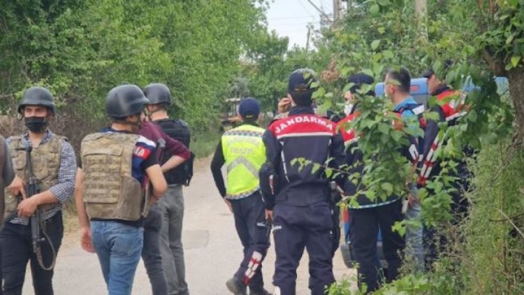 İzmit’te cinnet geçiren bir kişi babasını öldürdü, 8 kişiyi yaraladı
