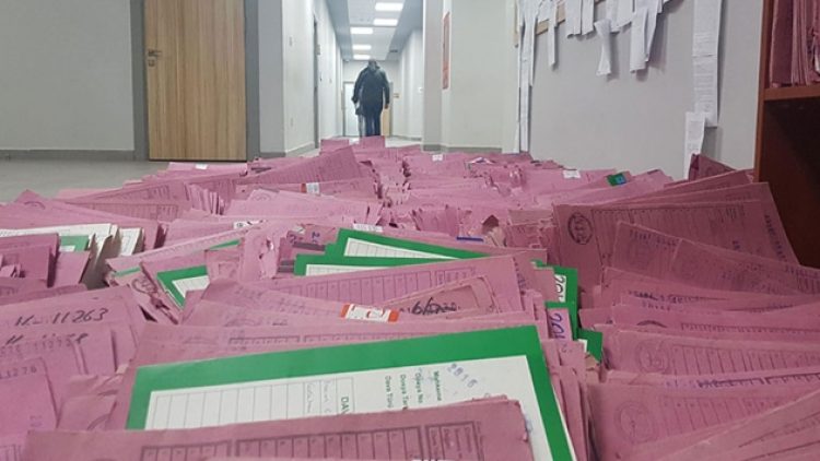 Salgında çaresiz kalan halk borç batağına düştü